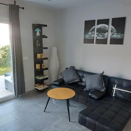 아파트 Modern With Private Pool 아데제